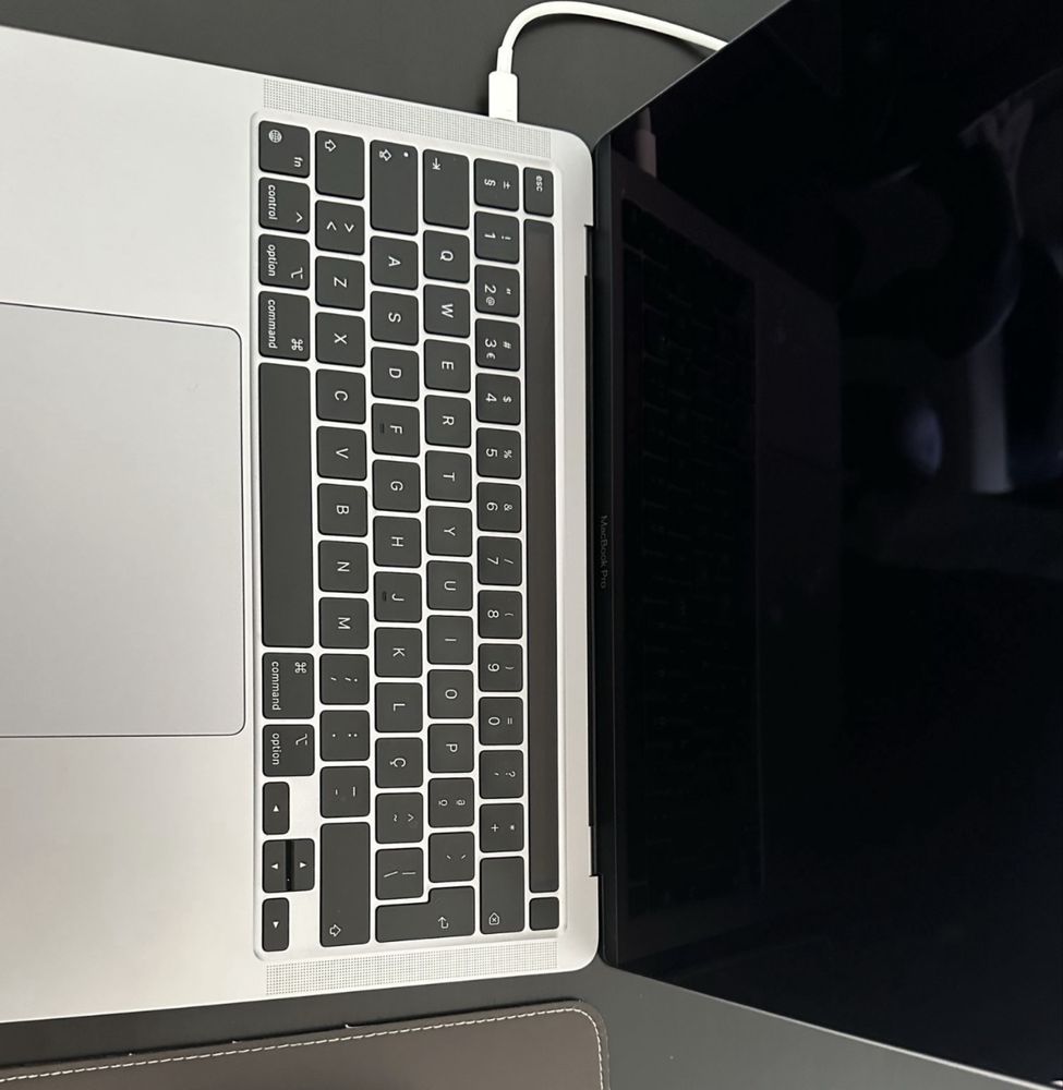 Macbook pro 13 M2 2022 8gb ram