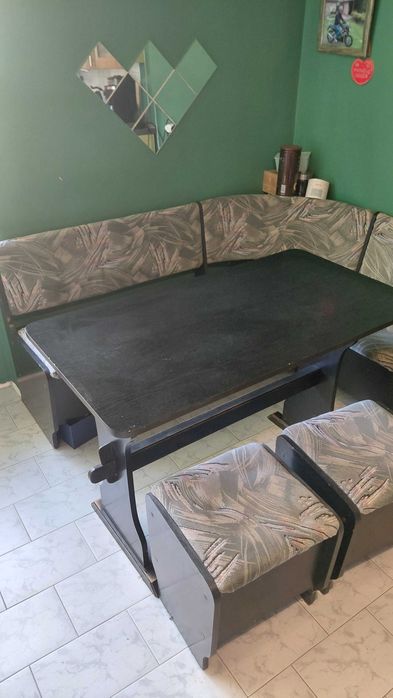 Narożnik kuchenny + stół + dwie pufy