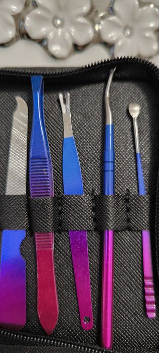 Komplet do manikur w pięknych kolorach w etui na zamek nowy