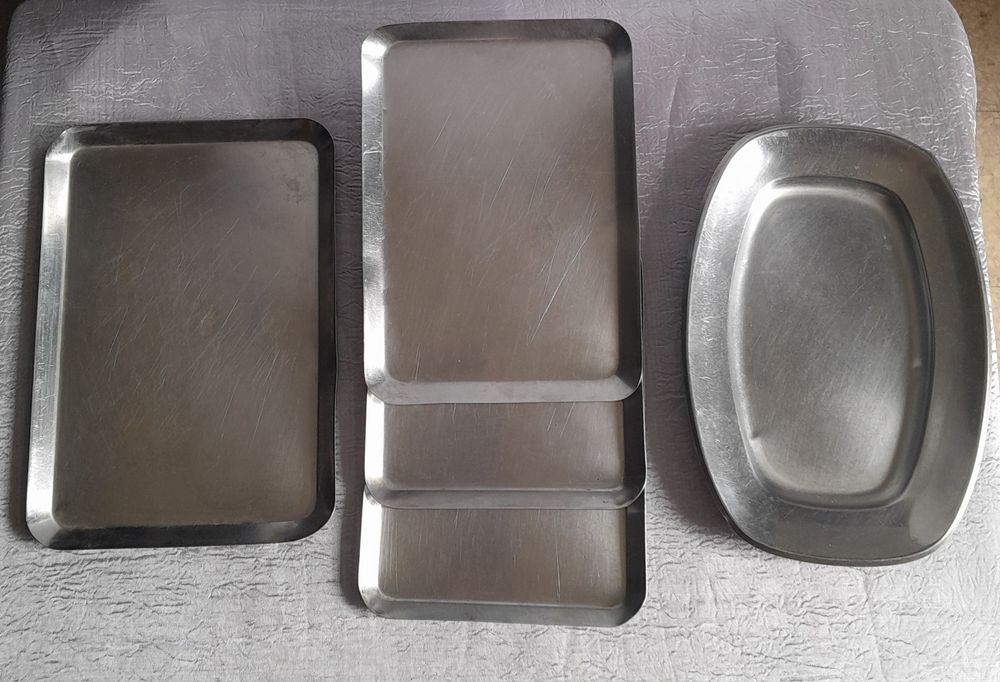 4 tabuleiros e 1 travessa em inox