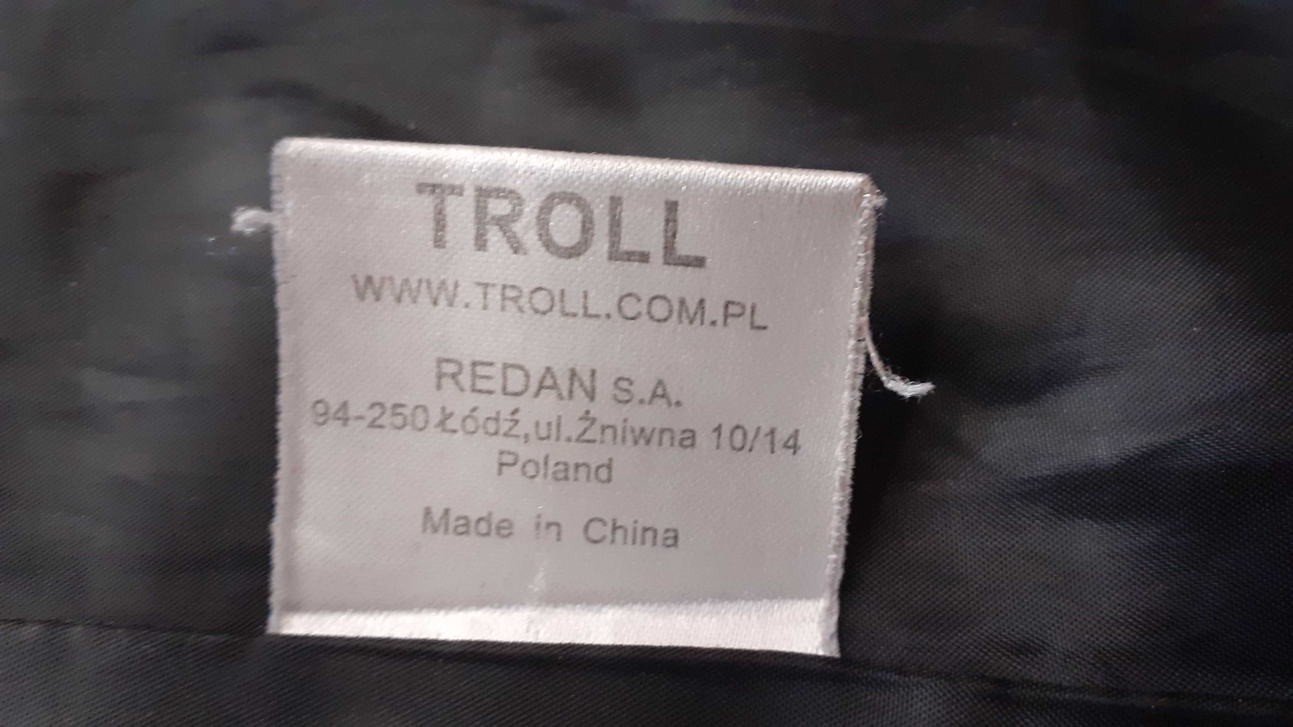 Czarny damski płaszczyk na chłodniejsze dni marki "Troll"