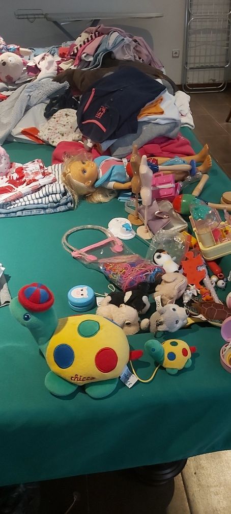 Brinquedos e acessórios, vestuário para crianças