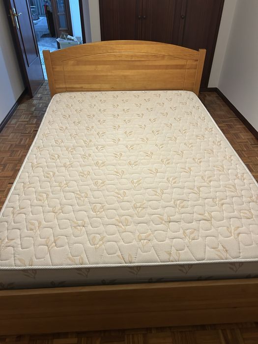 Cama de casal em madeira