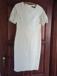 Biała sukienka z tłoczonym wzorem