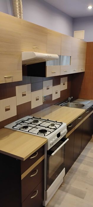 Meble kuchenne z kuchenką ,okapem i zlewozmywakiem.