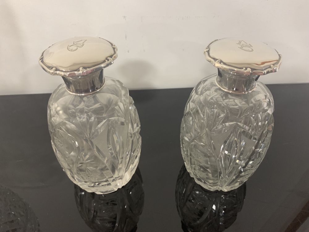 Par de frascos perfumeiros grandes em prata e cristal