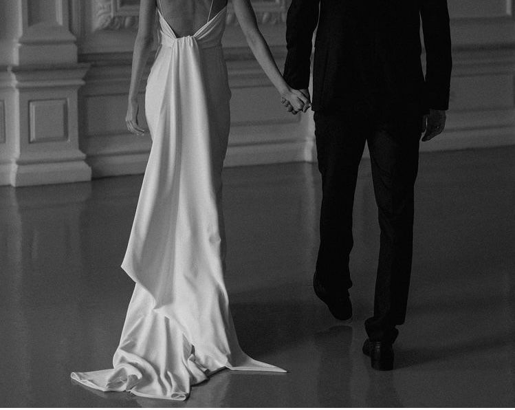 Oryginalna, minimalistyczna suknia ślubna z jedwabnej krepy