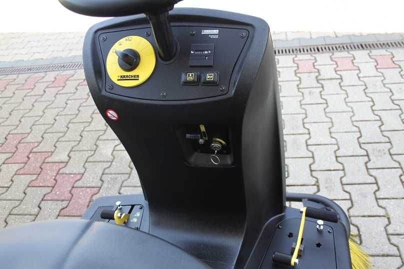 Zamiatarka Karcher KM 100/100 R LPG  jak nowa 25h  fv23%  26000 netto