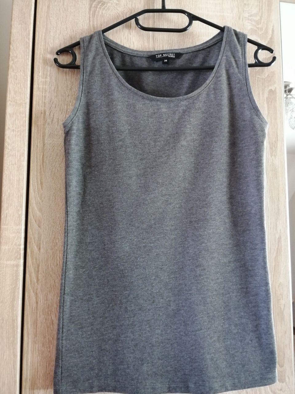 Szary top, XS, top secret