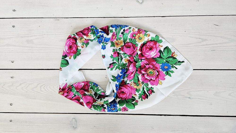 Biała chustka w kwiaty folk boho chusta