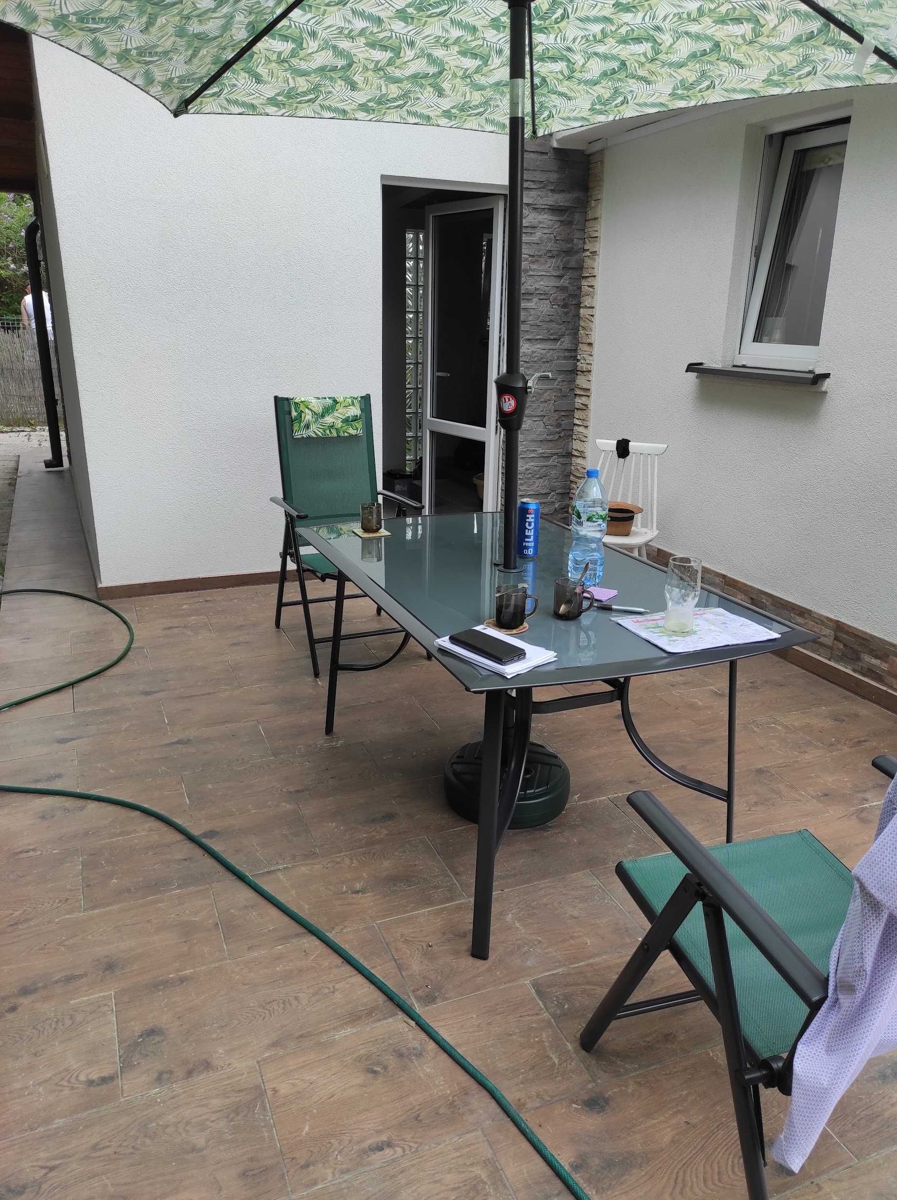 Stół i krzesła w komplecie do ogrodu.