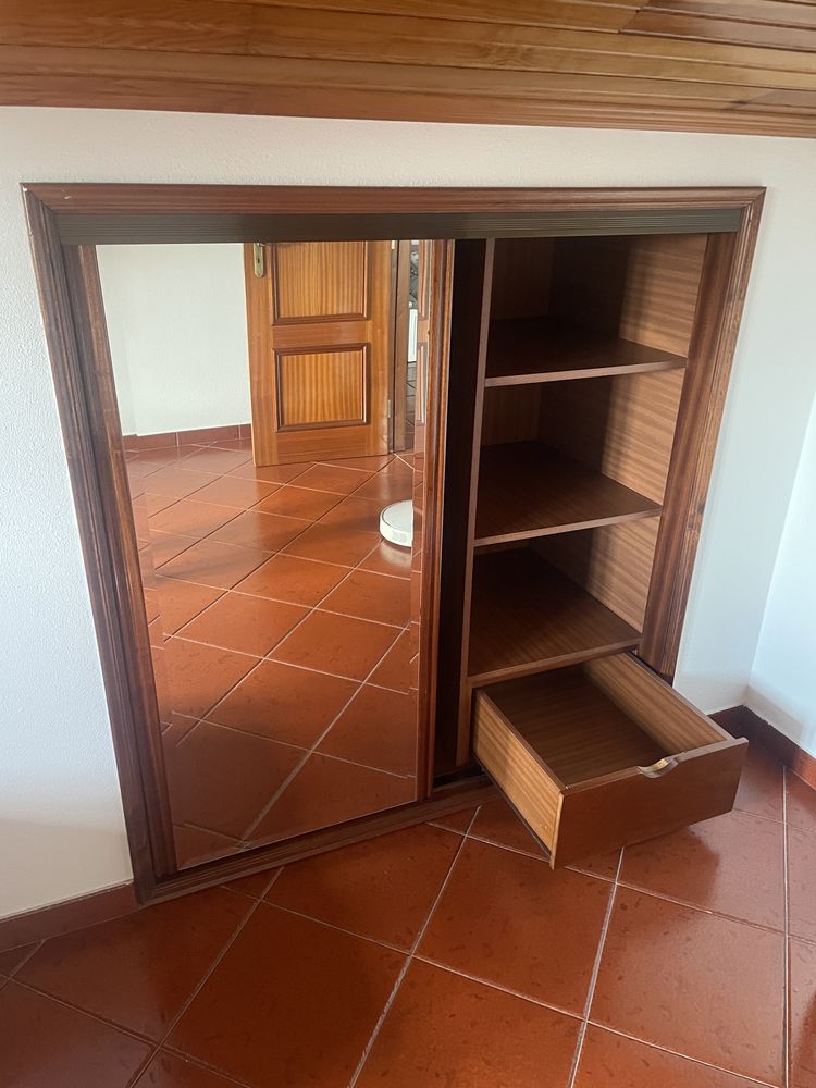 Roupeiros de sotao mogno e cerejeira