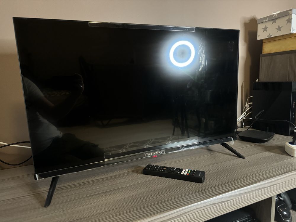 Telewizor 32” Kiano Elegance 32 ze Smart TV uszkodzony