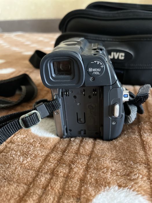 Продам видеокамеру кассетную JVC