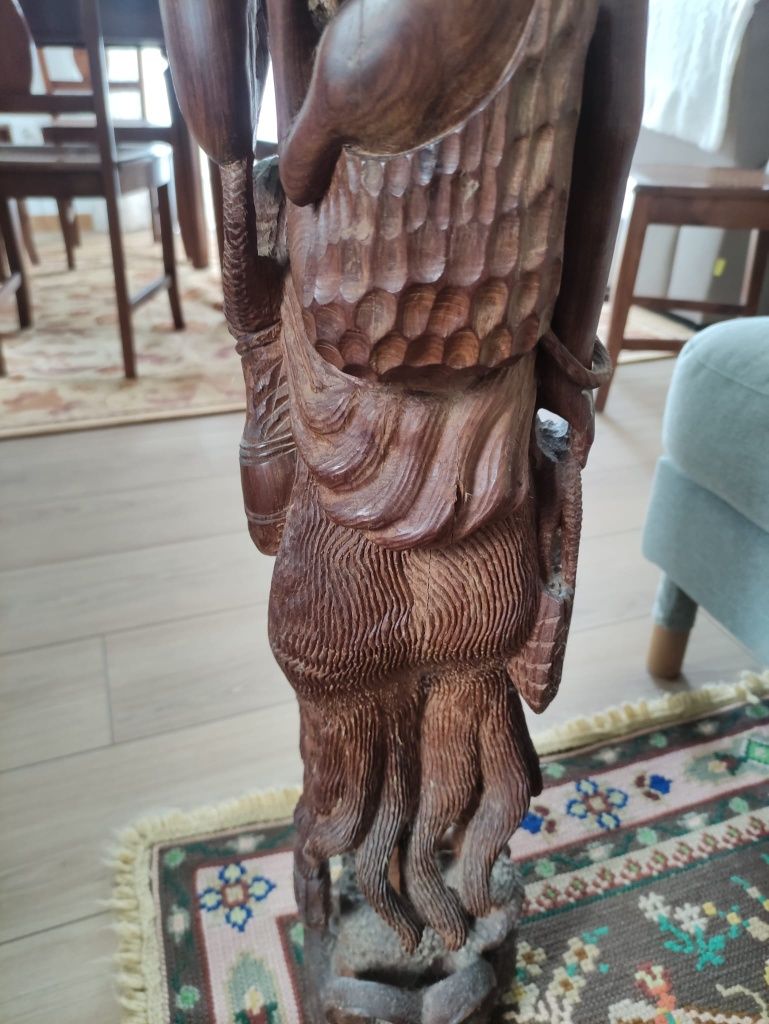 Estatueta madeira  - feita manualmente
