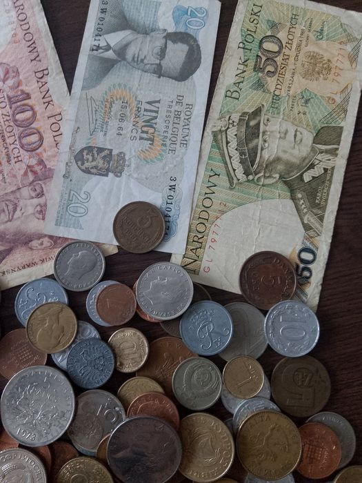 Monety i banknoty ponad 800 gram