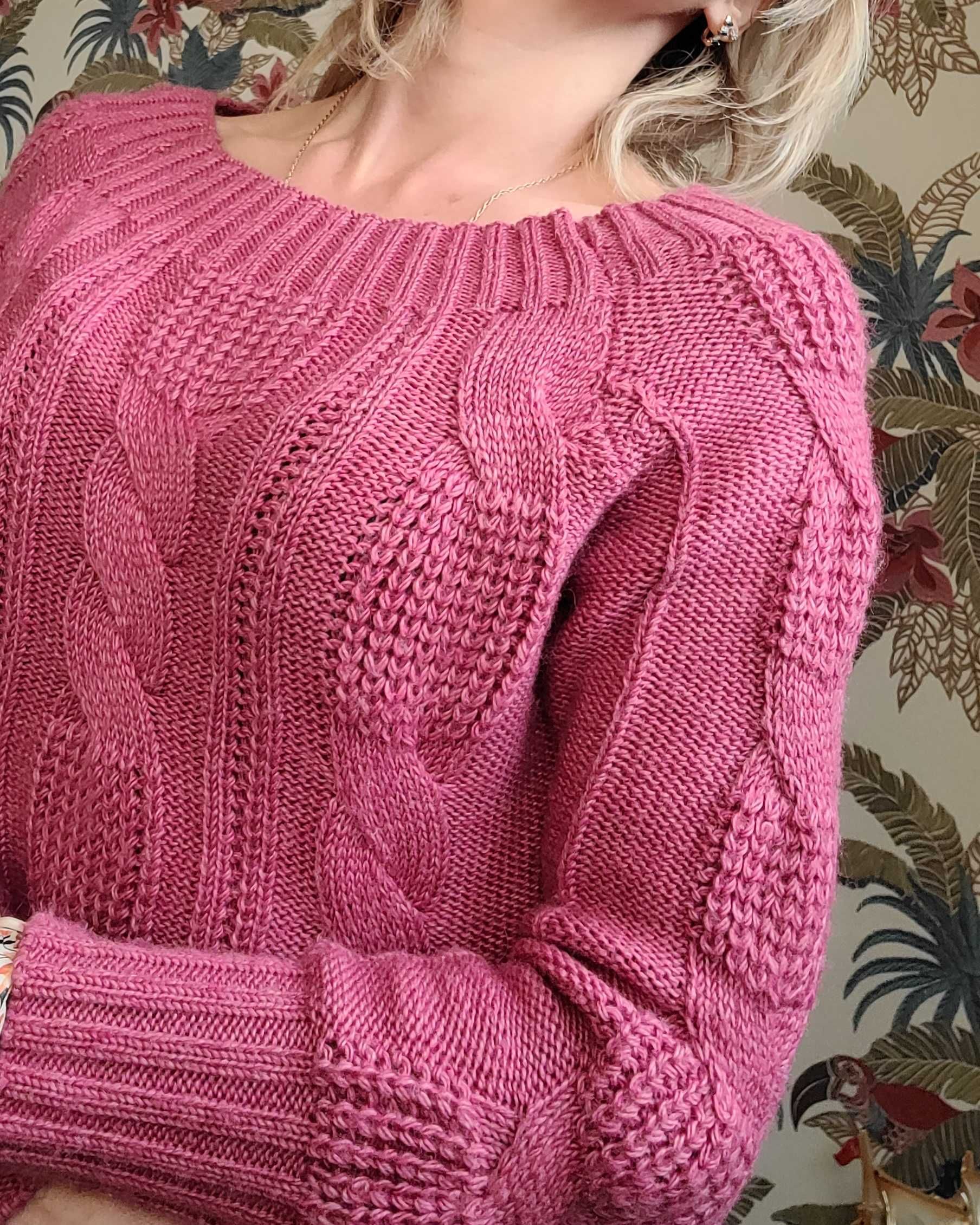 Продам женский свитер, тёплый, цвет фуксия, размер S, в составе шерсть