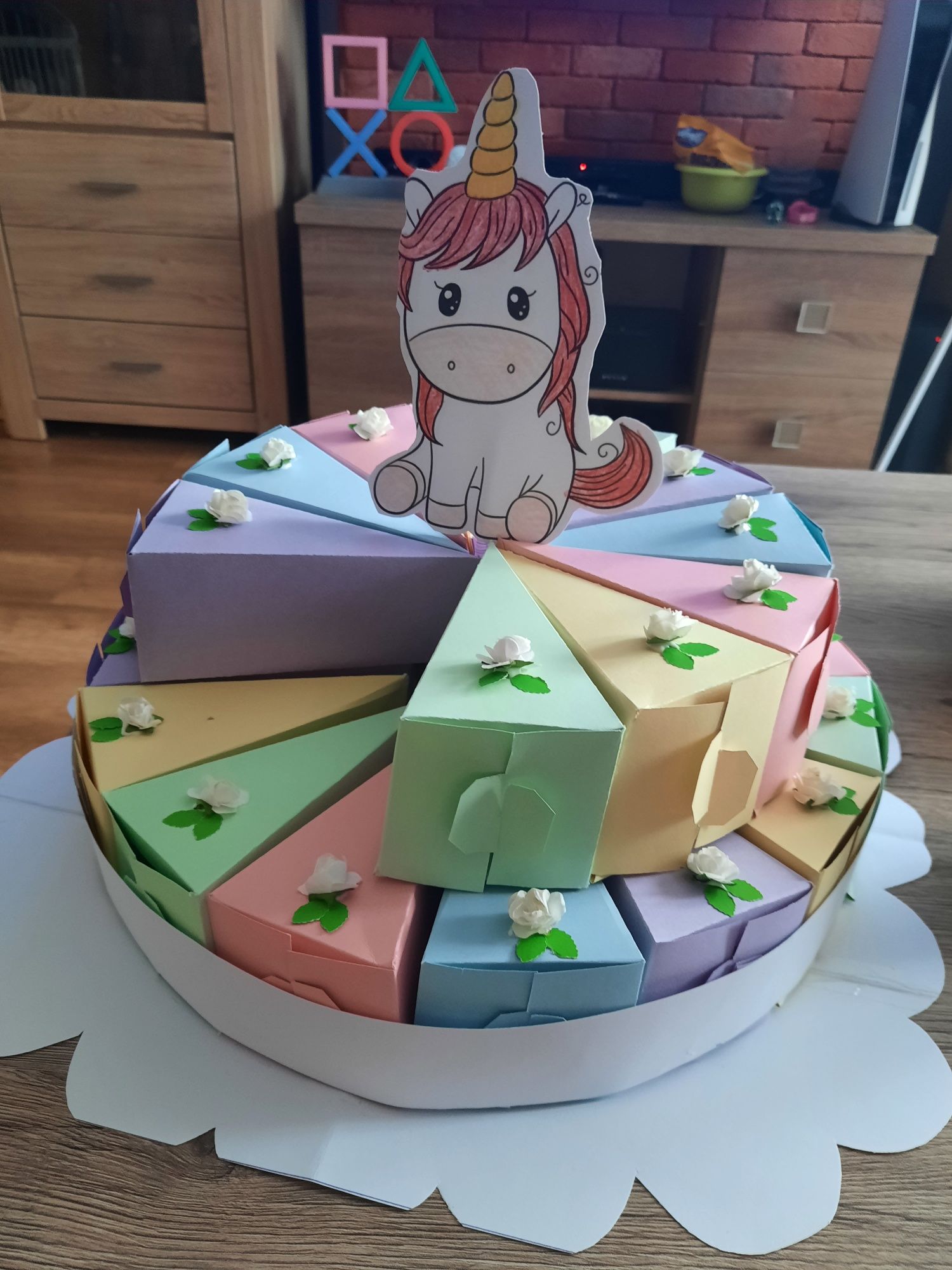 Papierowy tort z kawałków