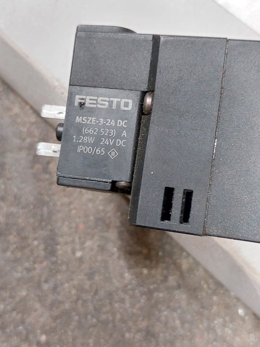 Elektrozawór FESTO.  CPE14-M1BH-5/3G-QS-8