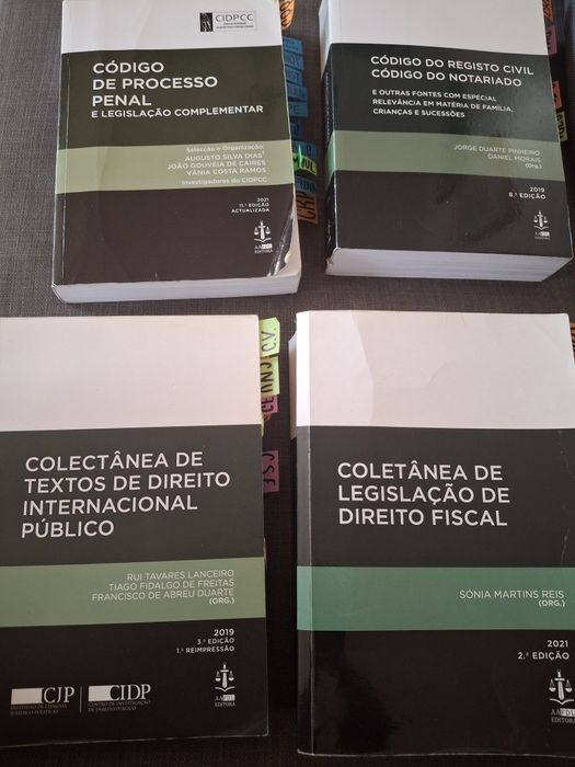 Vários  Códigos e livros Jurídicos do curso Direito FDUL