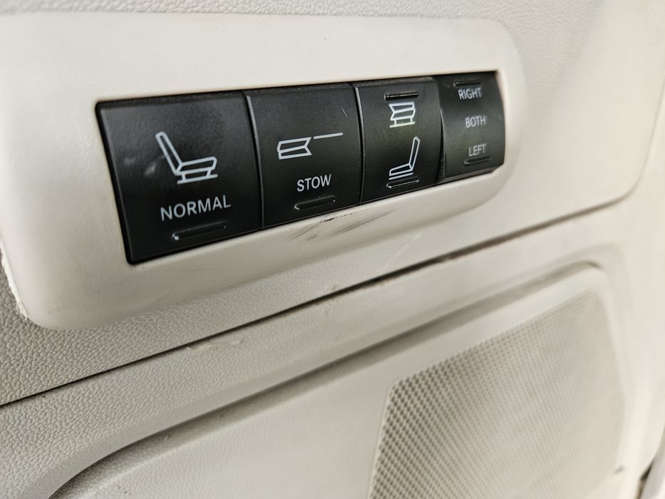 Chrysler Grand Voyager 2009 рік 2.8 дизель автомат 7 місць для військо