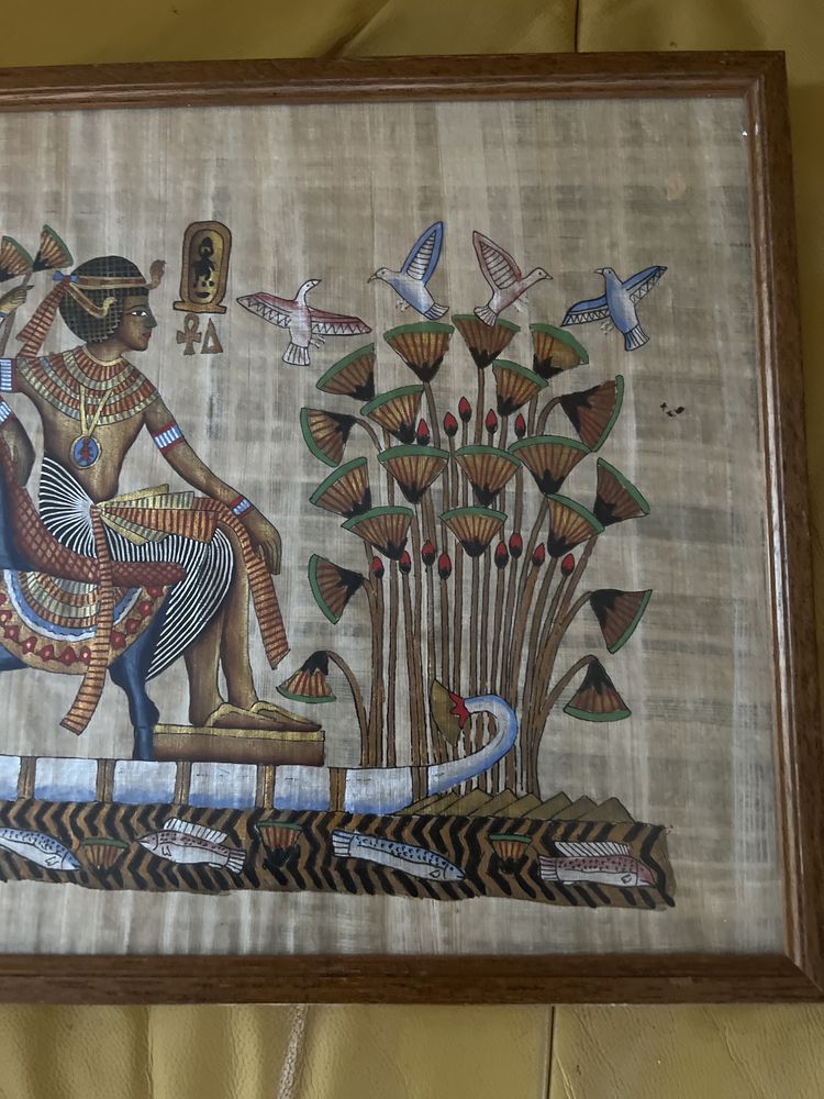 Oryginalny egipski papirus w drewnianej ramie za szkłem