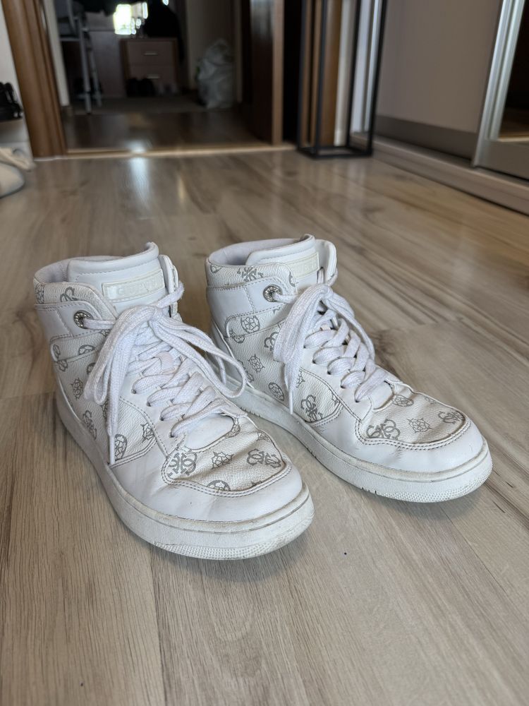 Białe buty wysokie trampki damskie Guess z monogramem, rozmiar 38