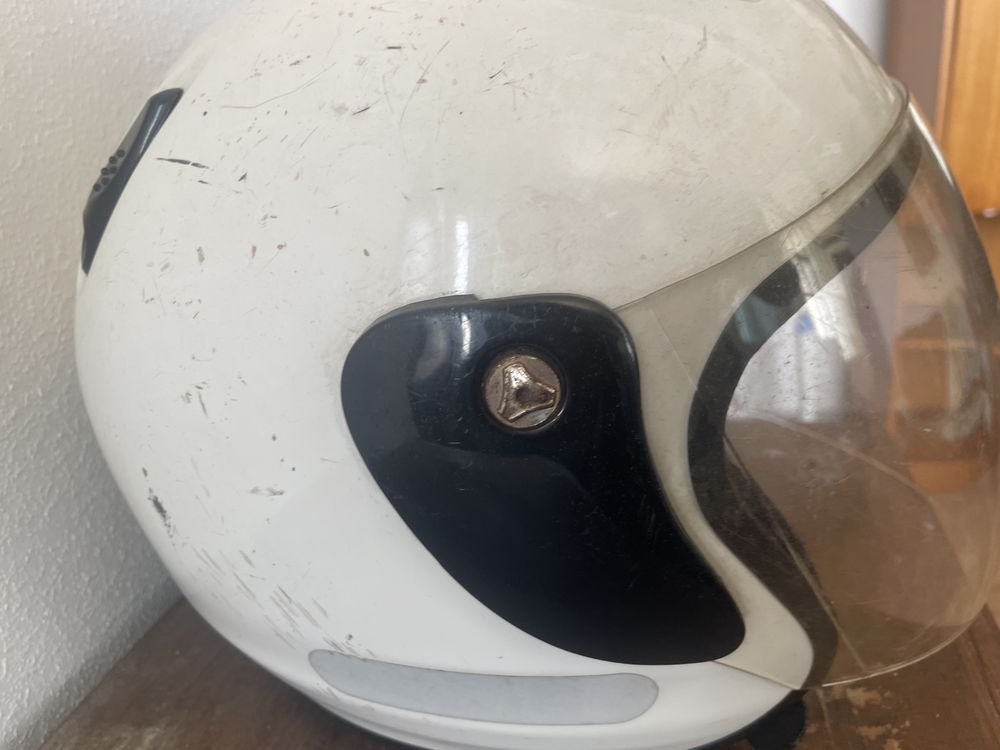 capacete aberto com viseiras