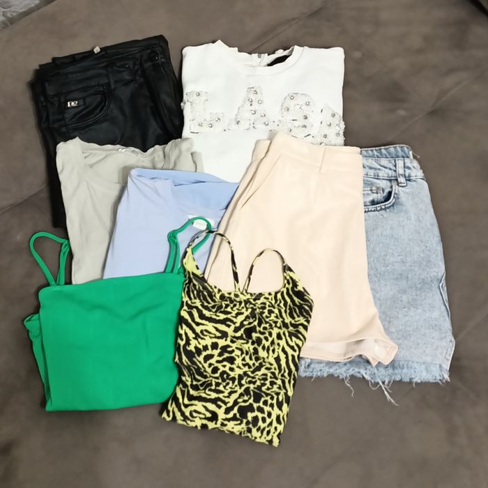 Пакет речей розмір  M/L
штани 2шт
купальники 2шт
футболк