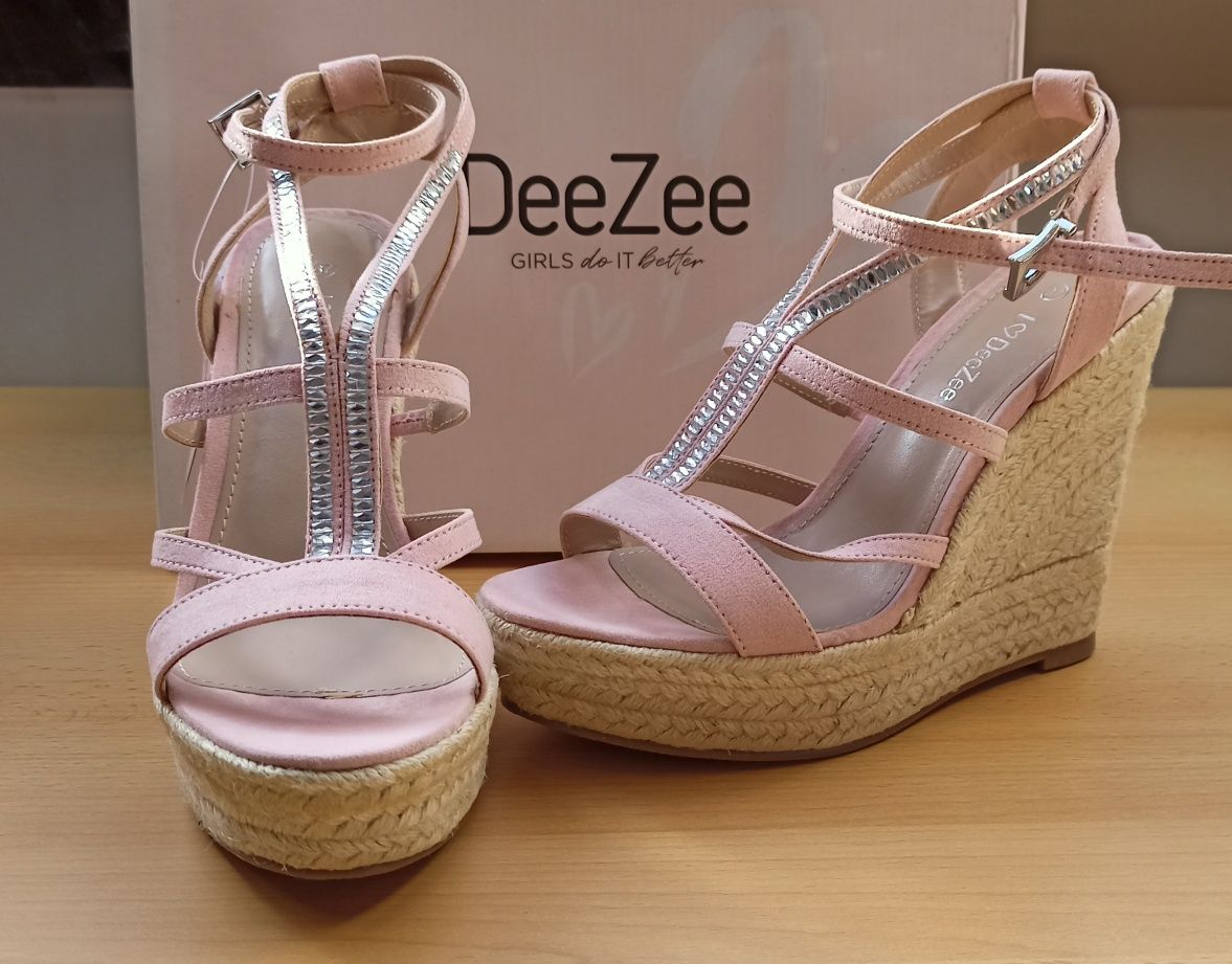Różowe sandały damskie na koturnie DeeZee z CCC w rozmiarze 37