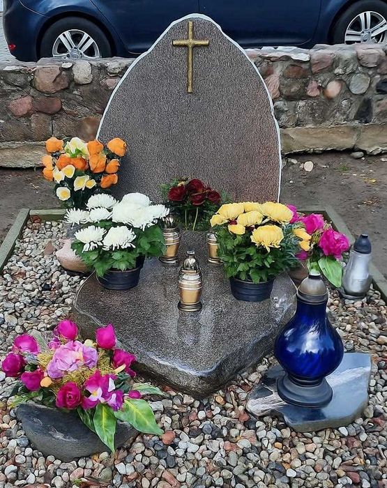 Pomnik granitowy wykonany z głazu narzutowego