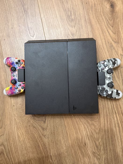 Ігрова приставка Ps4.