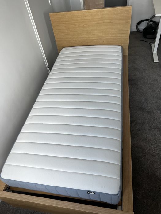 Łóżko z materacem 90x200