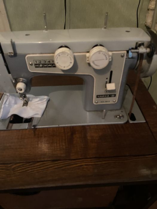 Швейна машинка Чайка-3 в столі