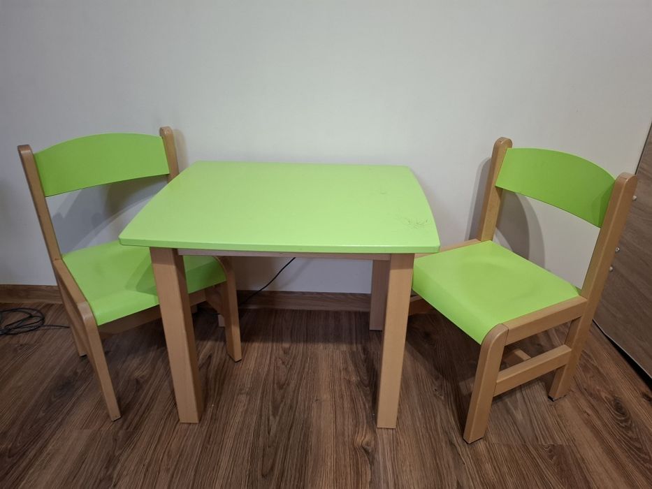 Oddam dziecięcy stolik z krzesełkami