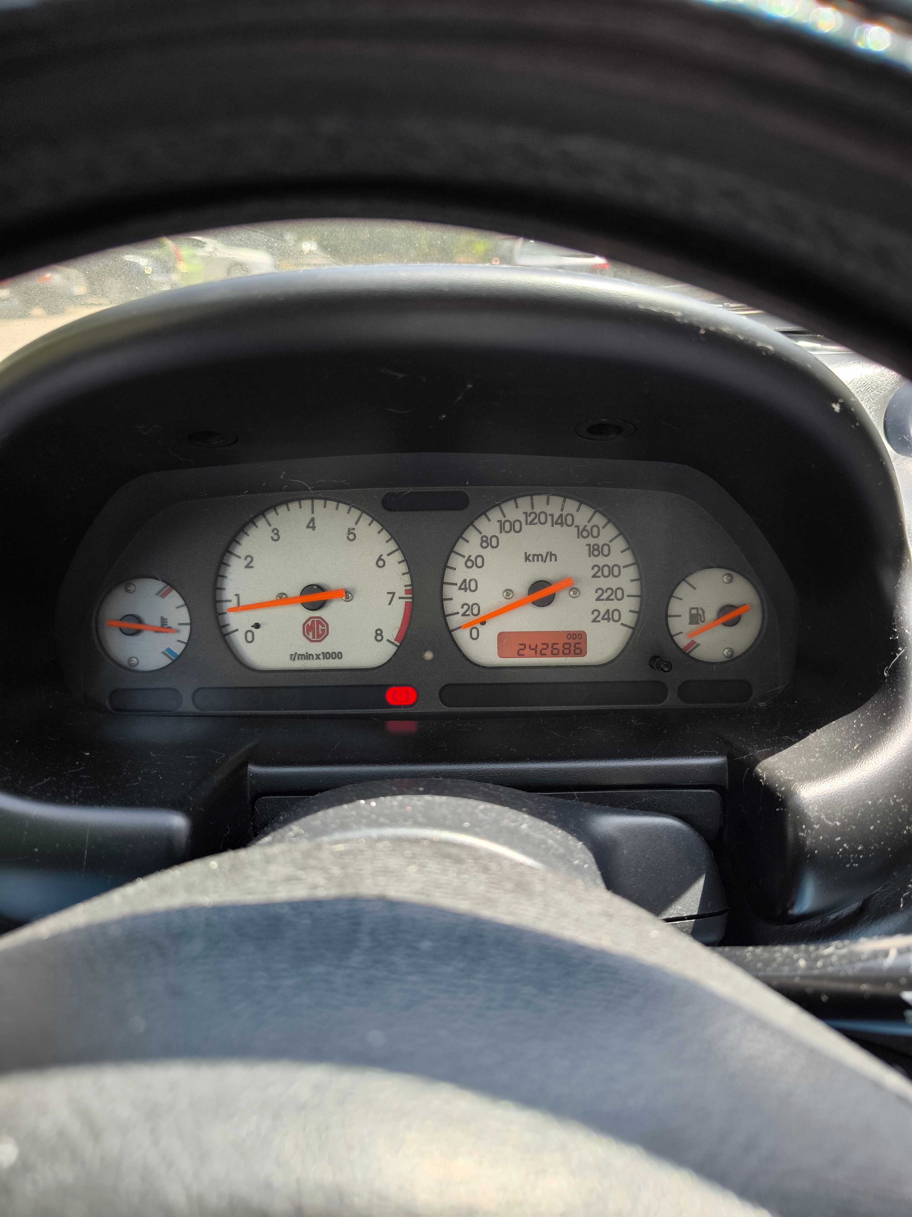 Vendo MG - ZR com pintura nova, estofos novos em couro