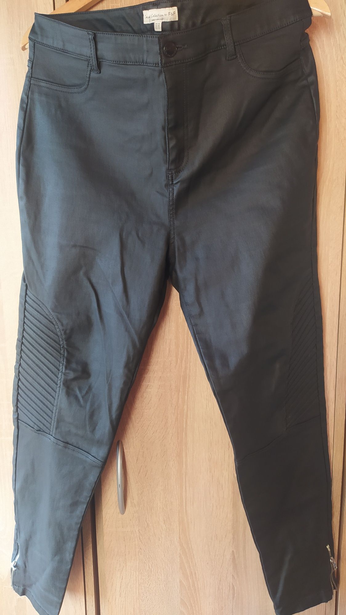 Czarne spodnie woskowane F&F 14(42)