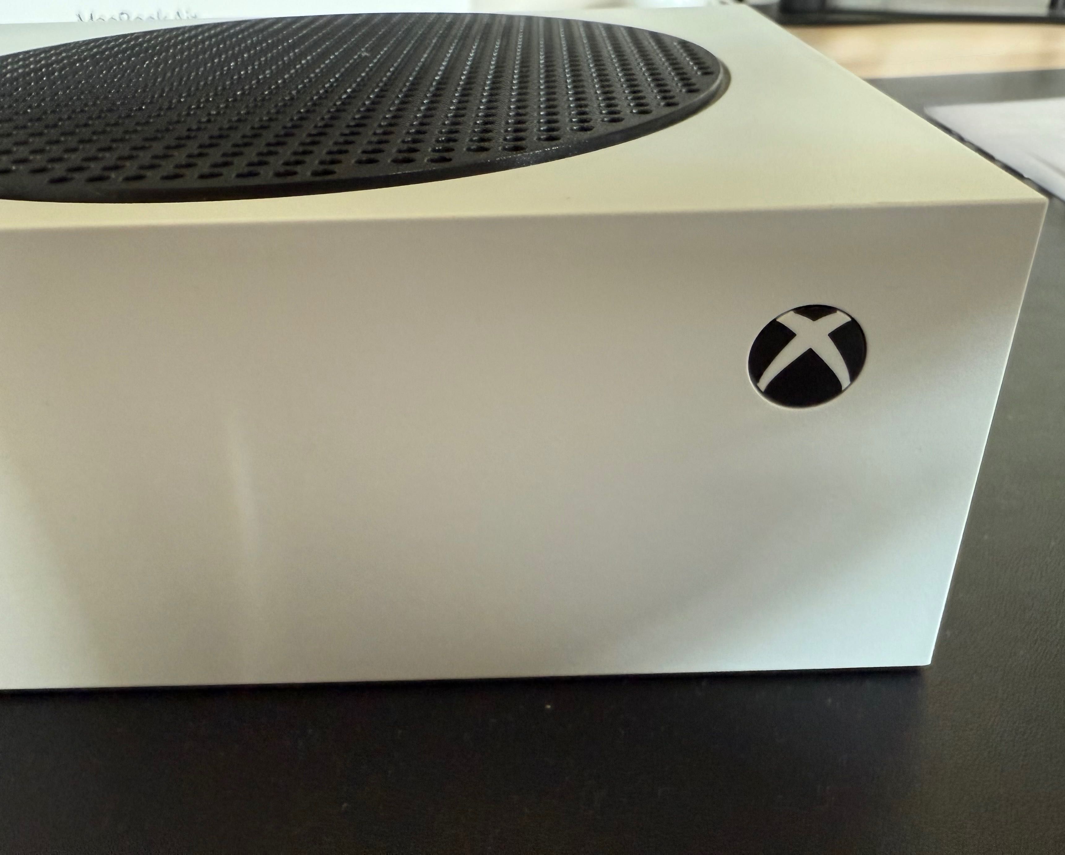 Xbox Series S 512 GB - Stan bardzo dobry - W zestawie pad i kable