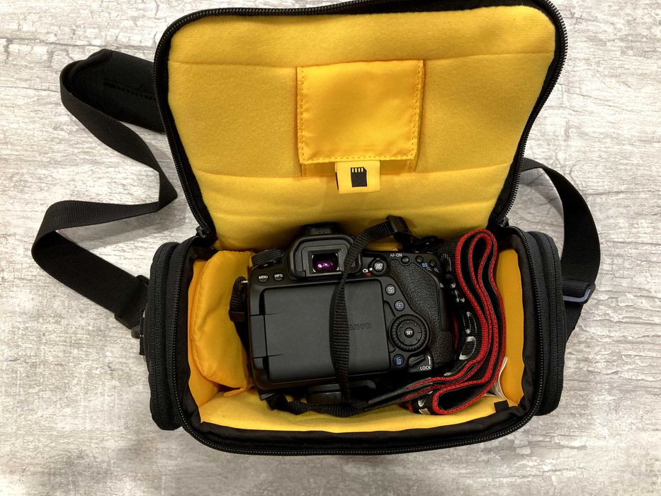 Дзеркальний фотоапарат Canon EOS 80D kit (18-55mm) IS STM + додатки
