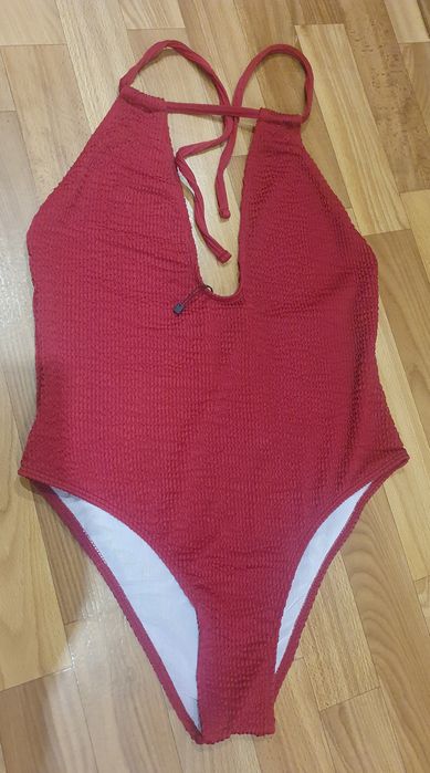 Купальник суцільний актуального крою.