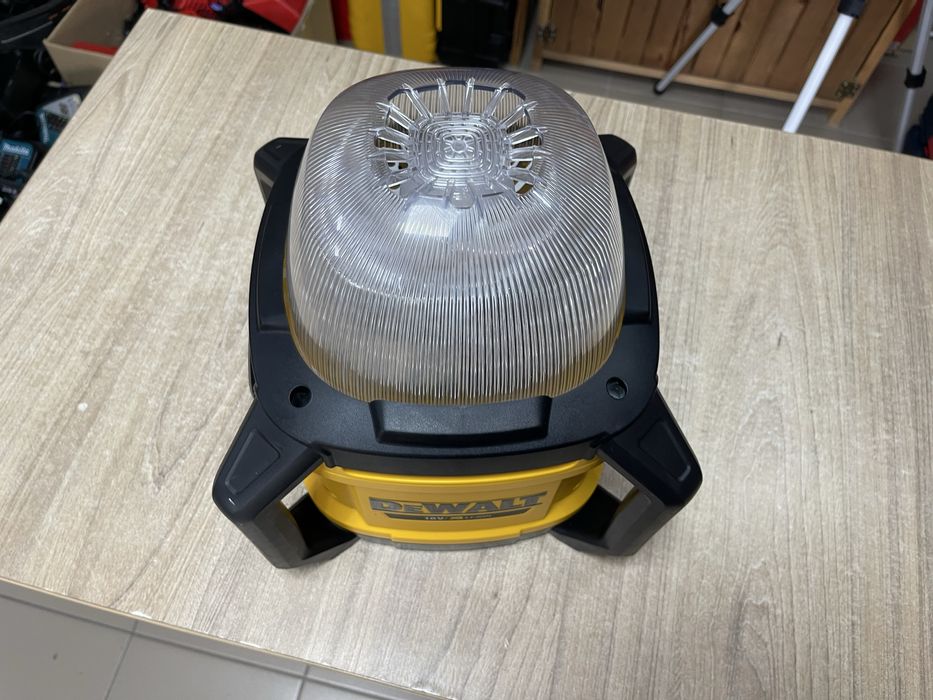 Milwaukee Dewalt DCL074 / акумуляторний ліхтар Девольт