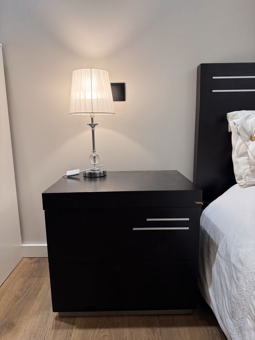 Cama de Casal com Colchão e mesinhas de cabeceira