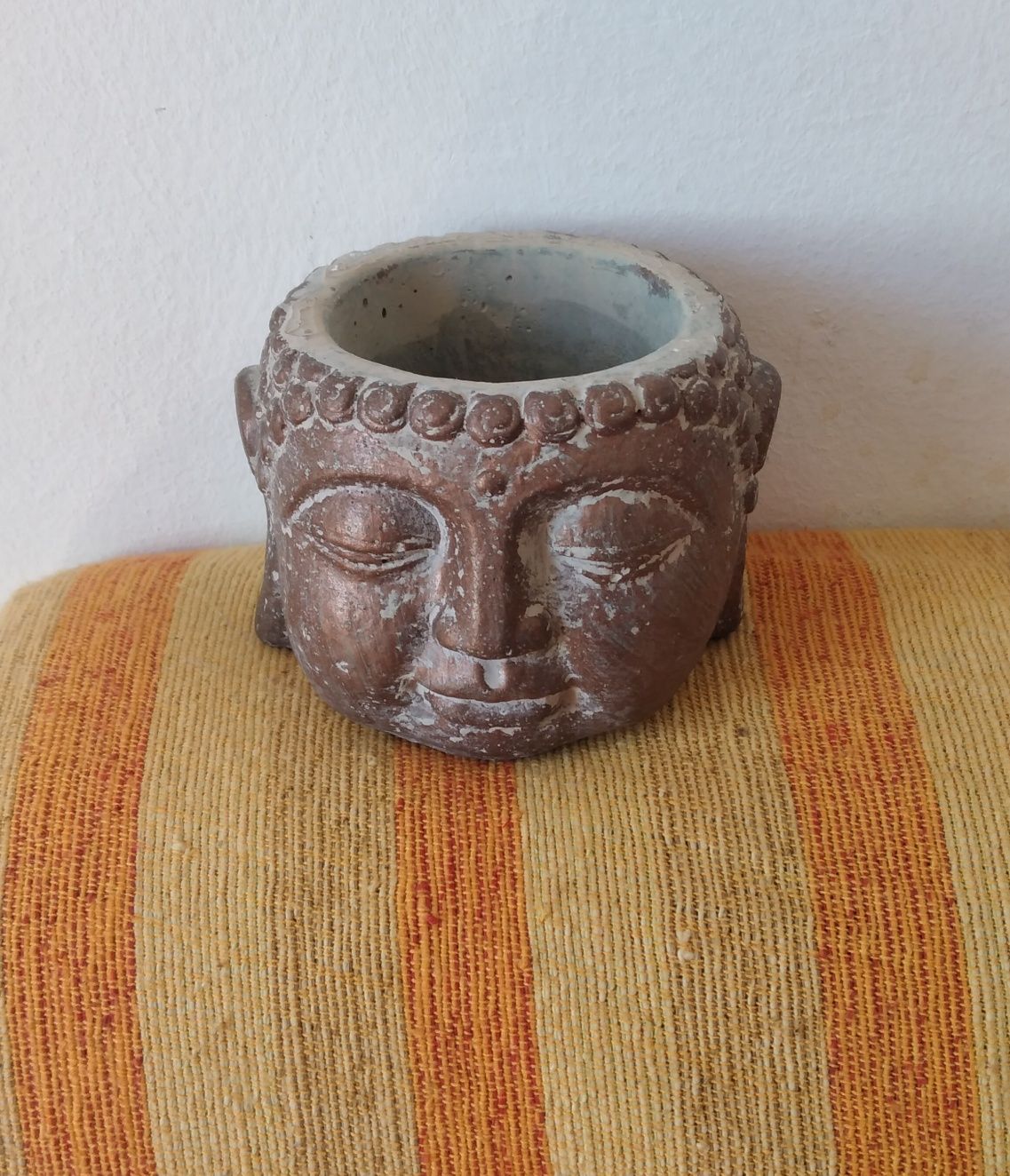 Vaso novo com cabeça de Buda marca Homa