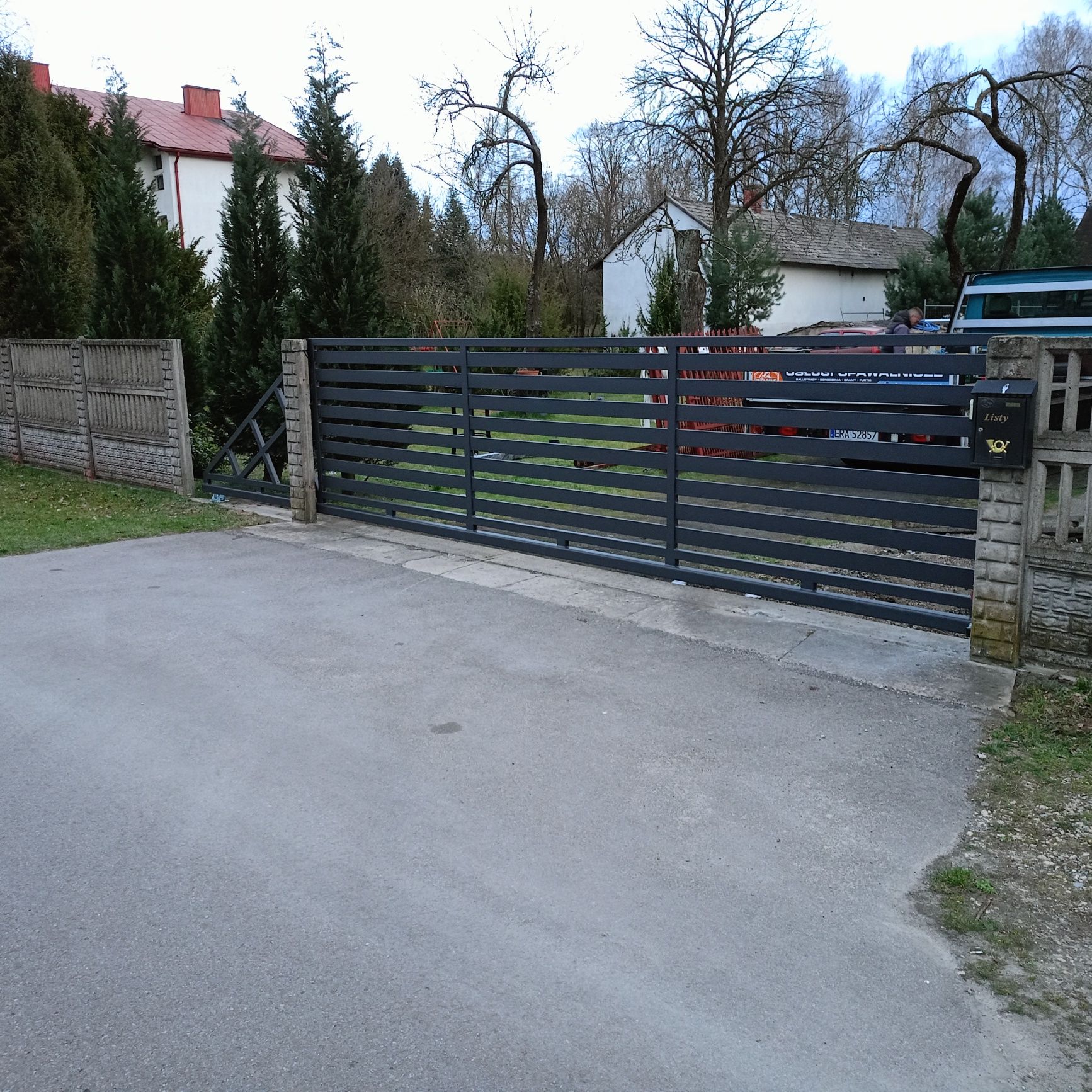 Ogrodzenia palisadowe frontowe z stali czarnej ocynkowanej .