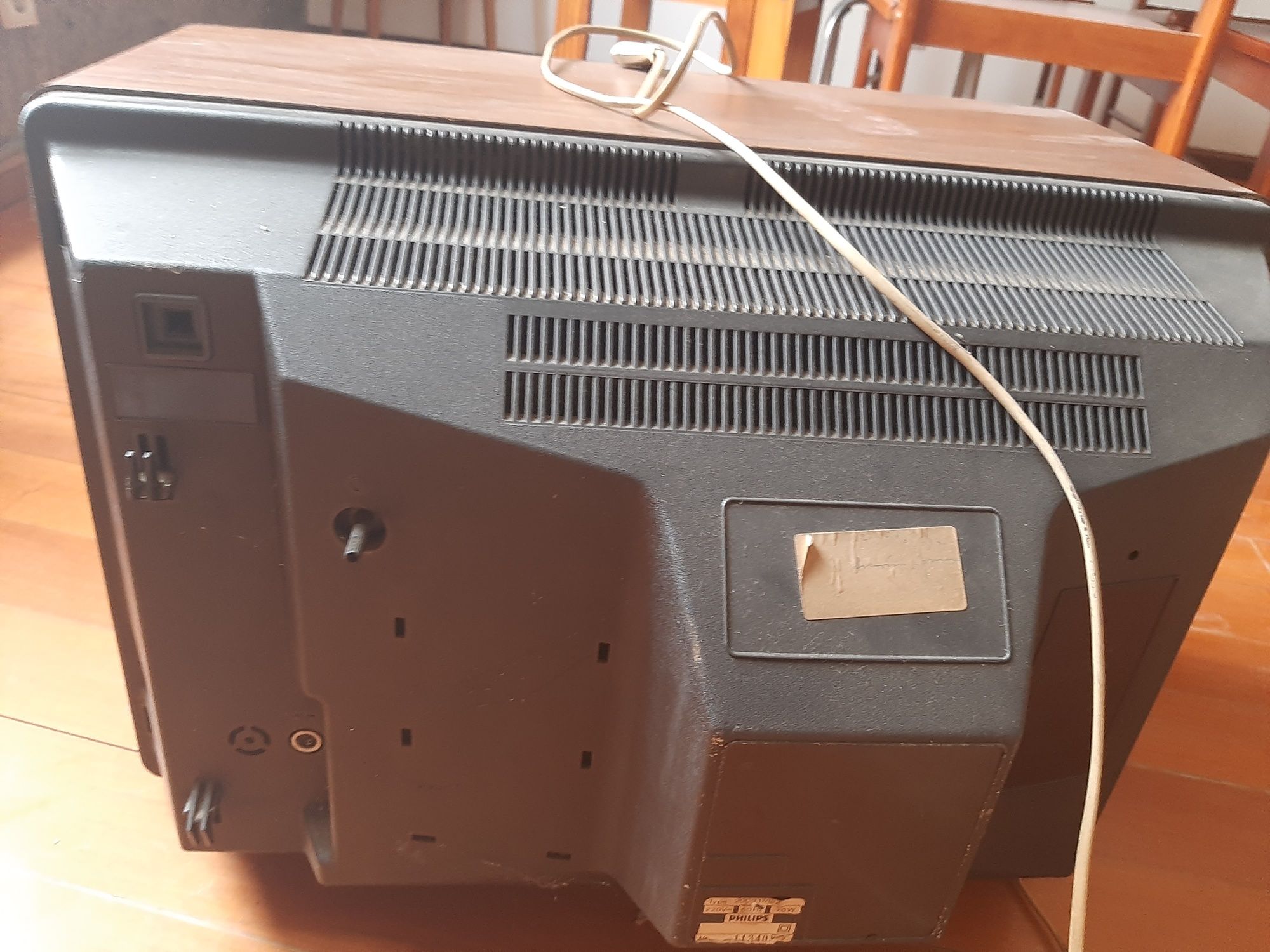 TV antiga sem comandos