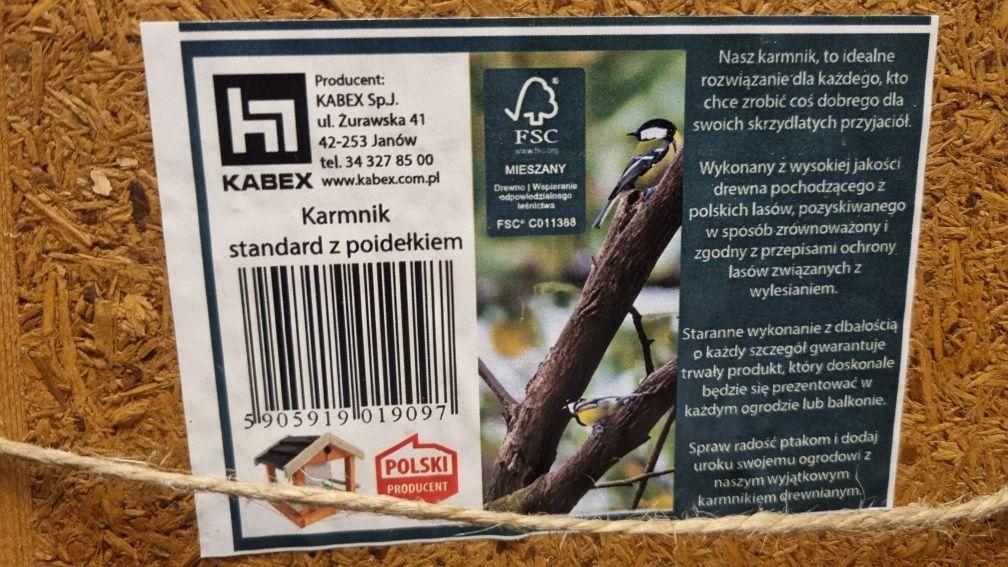 Karmnik  z poidełkiem dla ptaków.