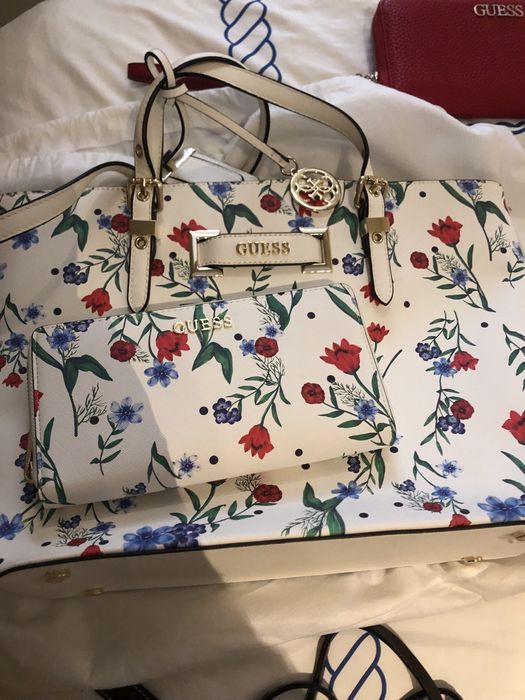 Malas de senhora guess/ferragamo/burberry