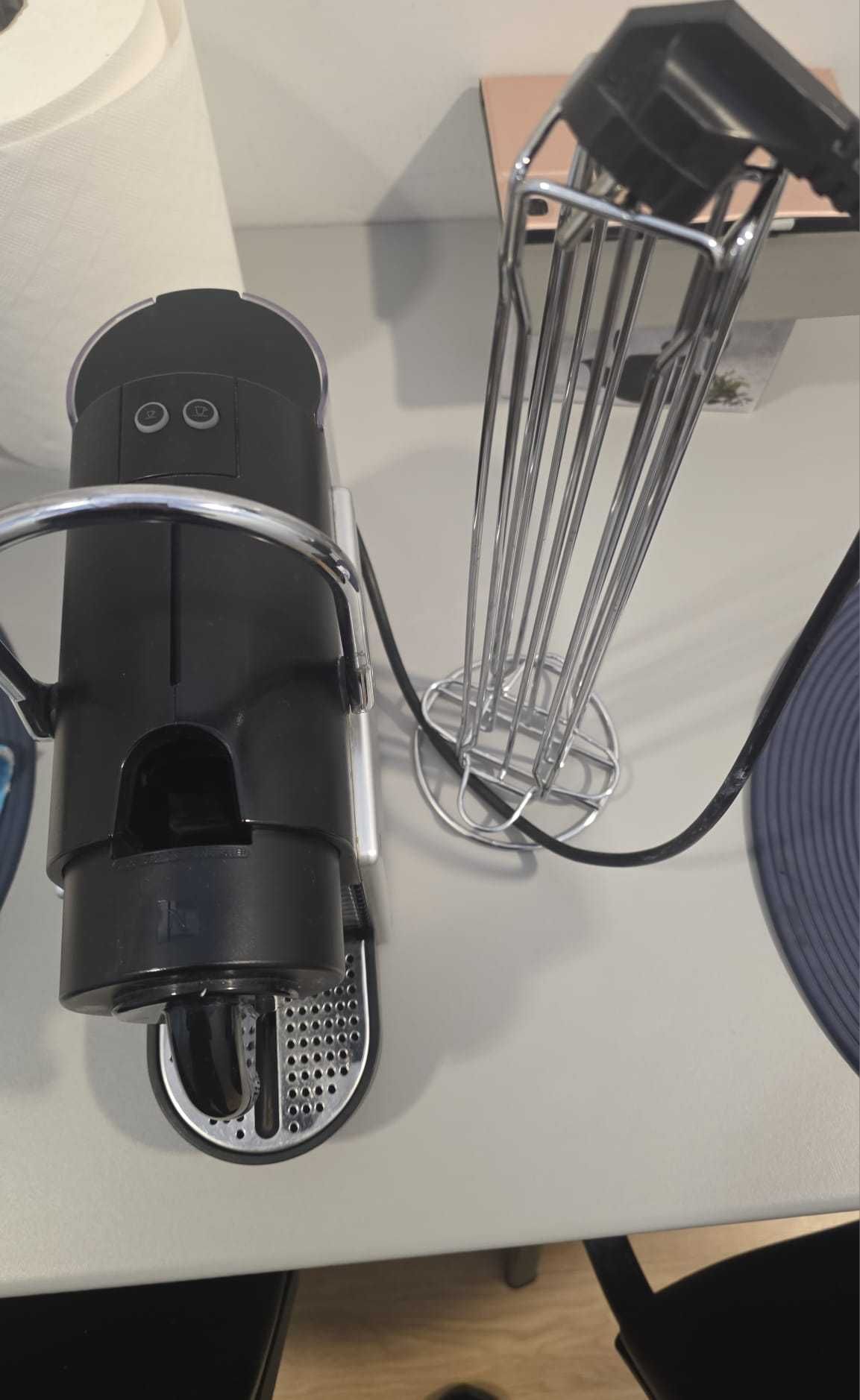 Máquina café Nespresso e porta cápsulas