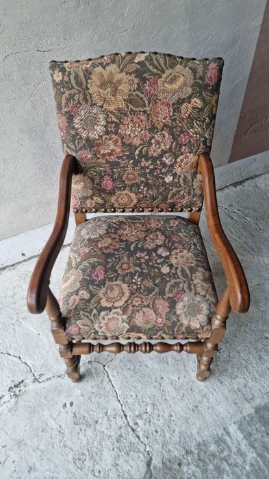 Fotel dębowy tapicerowany do biurka