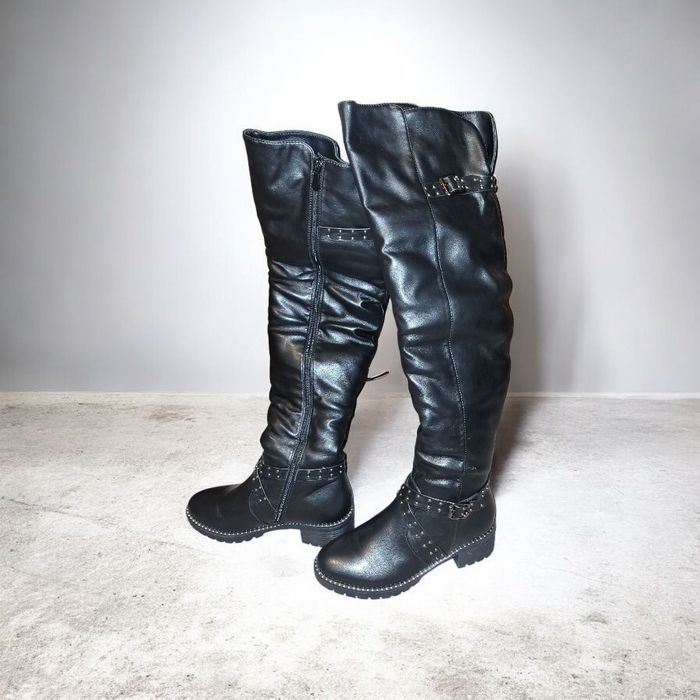 Жіночі зимові чоботи до коліна зі змійкою єврозима чорні